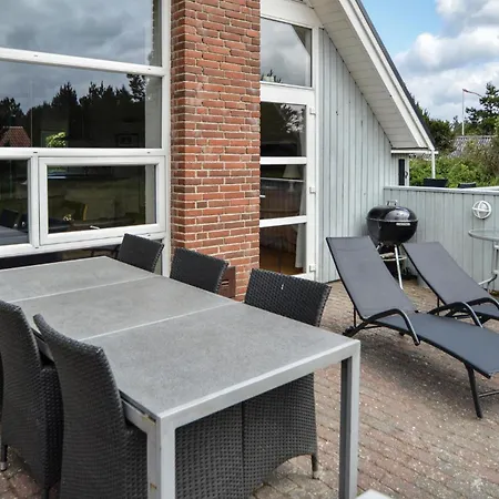 Nyaraló Beach Front Home In Blavand With Sauna